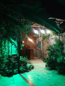 uma vista nocturna para um jardim com luzes em Apart Fraga Maia em Feira de Santana