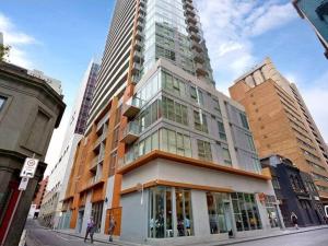 un edificio en una calle de la ciudad con edificios altos en Relaxing, light-filled city apartment, en Melbourne