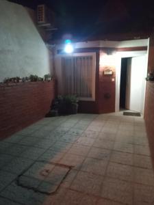 een donkere kamer met een deur en een licht bij Ensueños in Trelew