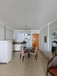 a kitchen with a table and chairs and a refrigerator at Rio Quente Aguas da Serra Apart in Rio Quente