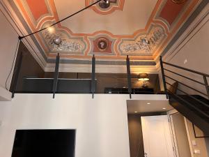 lampadario pendente appeso a un soffitto in una stanza di Duomo Housing Catania Le Suites a Catania