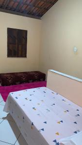 een slaapkamer met een bed in een kamer bij Pousada Da Lú in Lençóis
