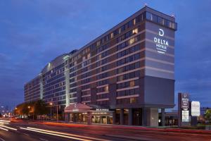 un edificio con un cartel en una calle de la ciudad en Delta Hotels by Marriott Toronto Airport & Conference Centre, en Toronto