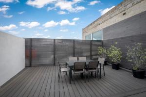 un patio con tavolo e sedie su un ponte di Brisbane Terrace - 3 Bedroom Hobart Inner City - Free Parking a Hobart