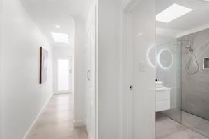 un bagno bianco con doccia e lavandino di Brisbane Terrace - 3 Bedroom Hobart Inner City - Free Parking a Hobart Altre 13 foto