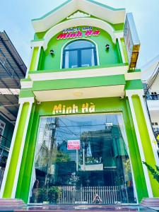 un edificio verde con un cartel. en Khách Sạn Minh Hà Đà Lạt, en Da Lat