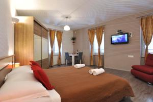 Habitación de hotel con cama y silla roja en Rooms & Apartments 72, en Zadar