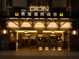 Hotel Dion في تايتشونغ: مدخل لمطعم في الليل مع اناره