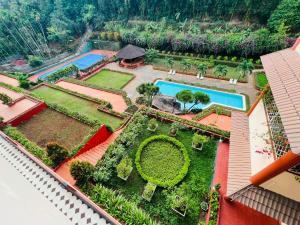 - une vue aérienne sur une maison avec un jardin et une piscine dans l'établissement Dam San Hotel, à Buôn Ma Thuột