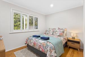 une chambre avec un lit et une fenêtre dans l'établissement Maple Cottage - Perfect Eastside Location, à Toowoomba 10 autres photos