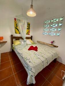 1 dormitorio con 1 cama en una habitación en Casa Lavanda in tropical jungle garden, en Manzanillo