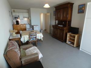 Kuchyňa alebo kuchynka v ubytovaní Notre-Dame-de-Monts - Appartement 45m² - 4 pers - Animaux admis - Parking - FR-1-540-192 + 8 fotografií