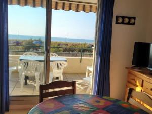 sypialnia z balkonem ze stołem i krzesłami w obiekcie Appartement bord de mer, 5 pers., animaux admis, parking, balcon équipé - FR-1-540-194 w mieście Notre-Dame-de-Monts