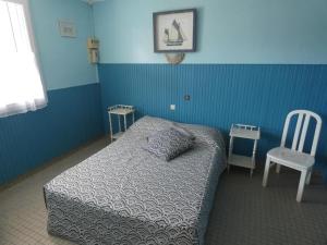 1 dormitorio con 1 cama y 1 silla en Appartement La Barre-de-Monts, 2 pièces, 4 personnes - FR-1-540-208, en La Barre-de-Monts