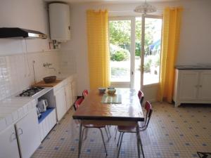 Kuchyňa alebo kuchynka v ubytovaní Charmante maison à 600m de la plage, 4 pers, terrasse et jardin, quartier tranquille - FR-1-540-221