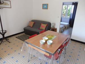 Posedenie v ubytovaní Charmante maison à 600m de la plage, 4 pers, terrasse et jardin, quartier tranquille - FR-1-540-221