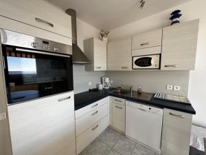 Kuchyňa alebo kuchynka v ubytovaní "Appartement face à l'océan avec terrasse - 5 pers, proche plage et activités, Notre-Dame-de-Monts" - FR-1-540-202 + 7 fotografií