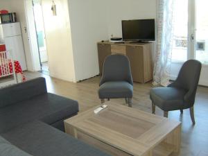 Televízia a/alebo spoločenská miestnosť v ubytovaní Maison rénovée proche plage à Notre-Dame-de-Monts - 6 pers, wifi, vélos, jardin, animaux OK - FR-1-540-227