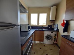 Kuchyňa alebo kuchynka v ubytovaní Appartement lumineux 50m² à 100m de la plage - 4 personnes, balcon, parking, à Notre-Dame-de-Monts - FR-1-540-204 + 8 fotografií