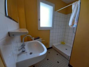 Kúpeľňa v ubytovaní Appartement lumineux 50m² à 100m de la plage - 4 personnes, balcon, parking, à Notre-Dame-de-Monts - FR-1-540-204