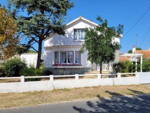 Fotografia z galérie ubytovania Maison Vacances à Notre-Dame-de-Monts (57m²) - 6 Pers, Proche Plage, Jardinet, Terrasse, WIFI - FR-1-540-195 v destinácii Notre-Dame-de-Monts