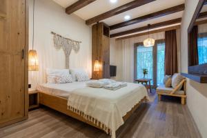 um quarto com uma cama grande e uma cadeira em Naturelife Bungalows & SPA em Cıralı