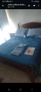 una foto de una cama con un edredón azul en Departamento en la Boca piso 11 vista panoramica en Buenos Aires
