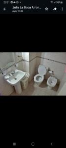 2 zdjęcia łazienki z umywalką i toaletą w obiekcie Departamento en la Boca piso 11 vista panoramica w BuenosAires