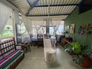una sala de estar con una hamaca colgada del techo en Las Hamacas (Hospedaje Rural), en Villamaría