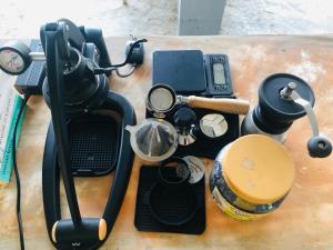einem Tisch mit Kamera und anderen Gegenständen darauf in der Unterkunft Jungle Paradise VangVieng - Bungalows in Vang Vieng