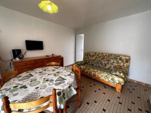 1 dormitorio con sofá, mesa y cama en Maison Notre-Dame-de-Monts, 3 pièces, 4 personnes - FR-1-540-249, en Notre-Dame-de-Monts