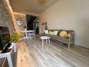 Televízia a/alebo spoločenská miestnosť v ubytovaní Maison Belle Époque à Royan avec Terrasse, 200m Plage - FR-1-494-157