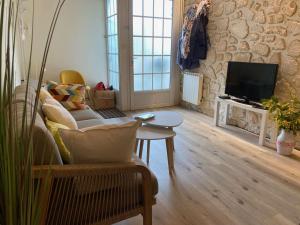 Televízia a/alebo spoločenská miestnosť v ubytovaní Maison Belle Époque à Royan avec Terrasse, 200m Plage - FR-1-494-157