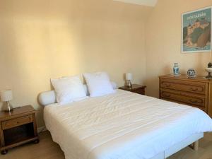 Łóżko lub łóżka w pokoju w obiekcie Maison bretonne avec jardin, 2 chambres, centre de Perros-Guirec, proche plages et commerces - FR-1-368-385