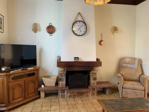 Telewizja i/lub zestaw kina domowego w obiekcie Maison bretonne avec jardin, 2 chambres, centre de Perros-Guirec, proche plages et commerces - FR-1-368-385