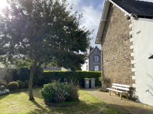 Ogród w obiekcie Maison bretonne avec jardin, 2 chambres, centre de Perros-Guirec, proche plages et commerces - FR-1-368-385