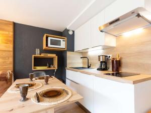 Kuchyňa alebo kuchynka v ubytovaní Duplex rénové 4 pers Saint Lary Village près des Thermes et télécabine - FR-1-296-467