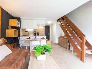 Televízia a/alebo spoločenská miestnosť v ubytovaní Duplex rénové 4 pers Saint Lary Village près des Thermes et télécabine - FR-1-296-467