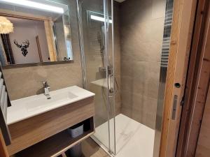 ein Badezimmer mit Waschbecken und Dusche in der Unterkunft Appartement 4* avec 2 suites, balcon, garage, accès rapide aux pistes, WiFi - FR-1-598-139 in Les Gets + 9 Fotos