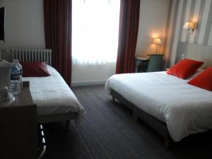 Кровать или кровати в номере Hôtel Carmin