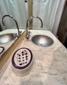 Cuenta con una encimera con lavabo y 2 lavabos. en Estancia Hosteria El Ceibo en Florida