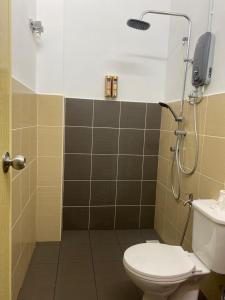 La salle de bains est pourvue d'une douche, de toilettes et d'un lavabo. dans l'établissement SARASERA HOMESTAY with PRIVATE POOL MELAKA, à Malacca