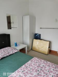 a room with two beds and a table and a bed sidx sidx sidx at Platino Aparment @ Paradigm Mall in Johor Bahru