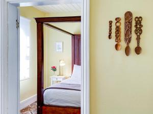A bed or beds in a room at Alice's Cottages
