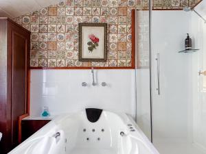 A bed or beds in a room at Alice's Cottages