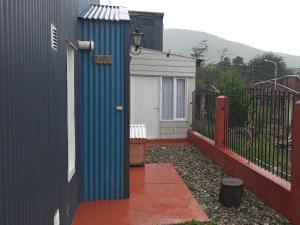 een blauwe deur aan de zijkant van een gebouw bij Shabat in Ushuaia