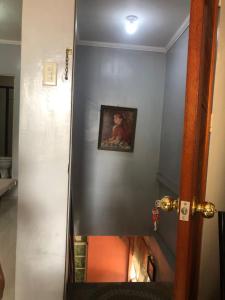 un pasillo con espejo y una pintura en la pared en LP Madriaga Private Apt fully furnished w/Balcony en Ayusan Norte