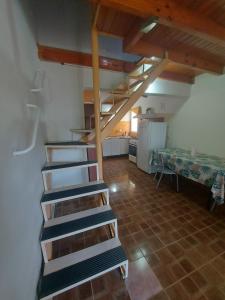 scala in una camera con cucina di ButaCoin2 a Buta Ranquil Altre 5 foto