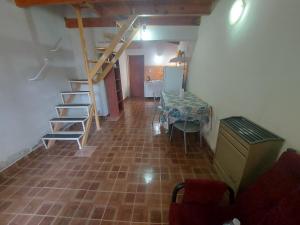 Pokój ze stołem i schodami oraz stołem i stołem w obiekcie ButaCoin2 w mieście Buta Ranquil