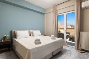 卡拉塔斯的住宿－Procris Villas Breathtaking Sea View，一间卧室设有一张床和一个大窗户